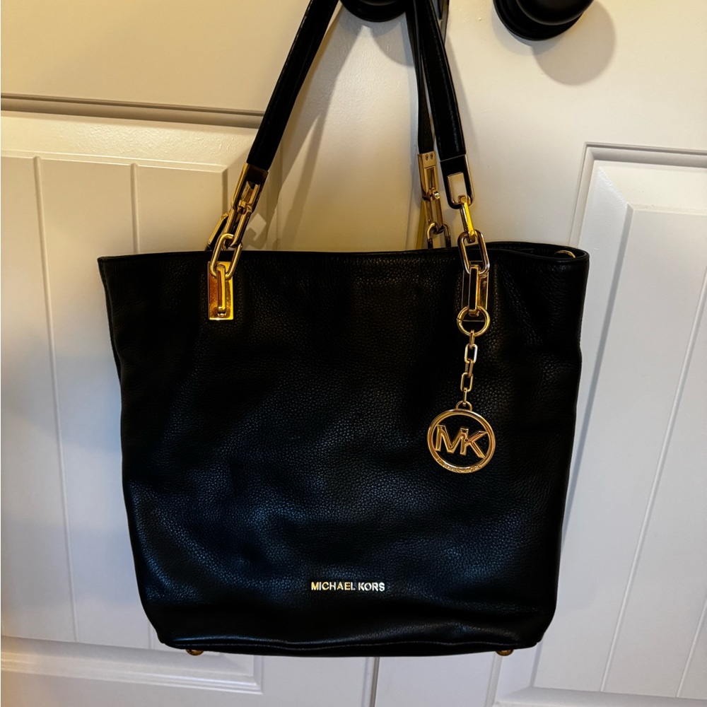 Michael Kors purse only used twice - Picture 2 of 3